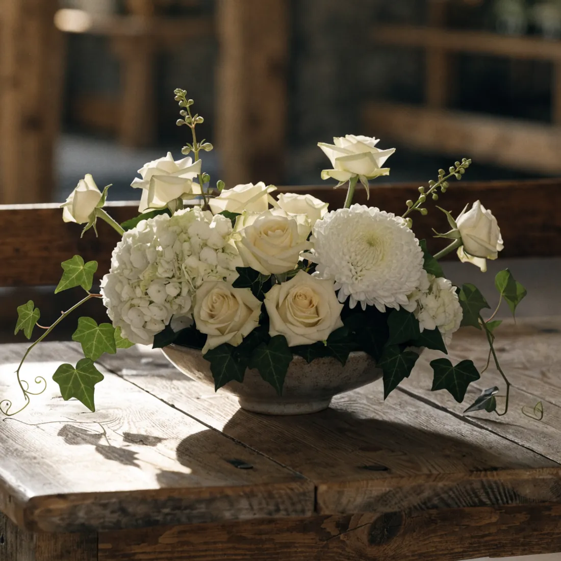 Tischgesteck in flacher Schale mit weißen Rosen, Hortensie und Efeu